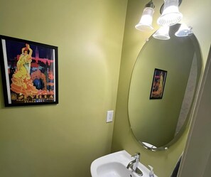 Combined shower/tub, hair dryer, towels - Old Town Escape @ TopShelfStays (4 blocks metro, walkable, peloton bike) (Alexandria)