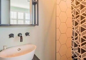 Combined shower/tub, towels