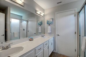 Maison, Plusieurs lits, patio (A Lime In The Sand) | Salle de bain | Serviettes fournies, papier de toilette