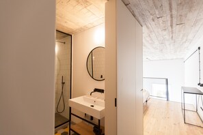 Dusche, Haartrockner, Handtücher, Shampoo
