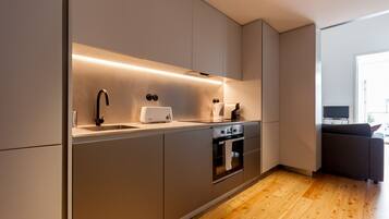 Kühlschrank, Mikrowelle, Ofen, Geschirrspüler