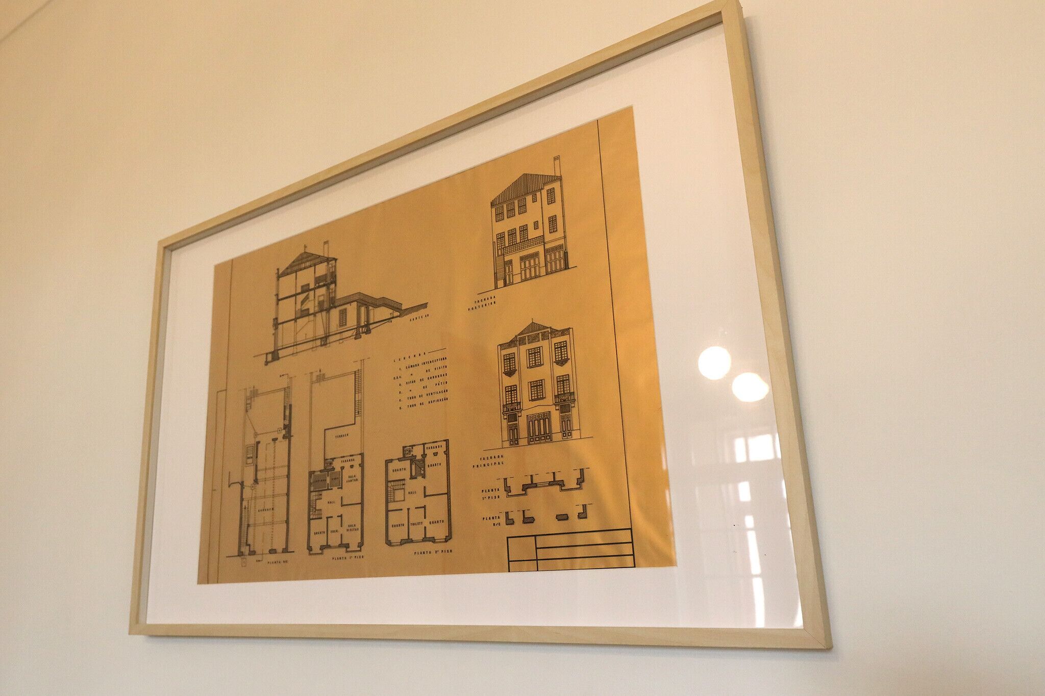 Een ingekaderd architectonisch ontwerp van een gebouw met meerdere verdiepingen en kamers.