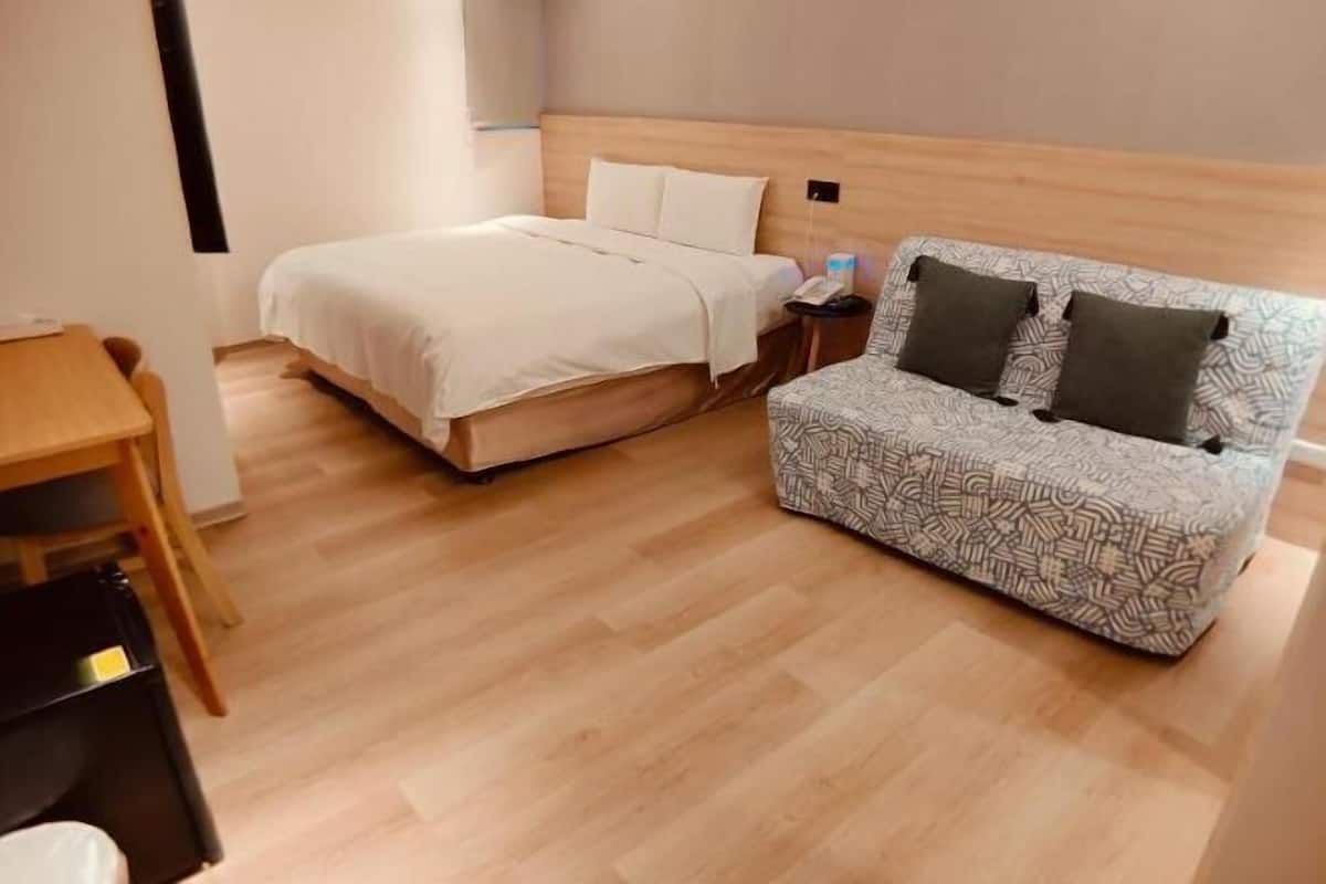 Schreibtisch, laptopgeeigneter Arbeitsplatz, kostenloses WLAN