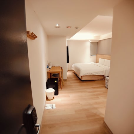 Escritorio, espacio para trabajar con laptop y wifi gratis