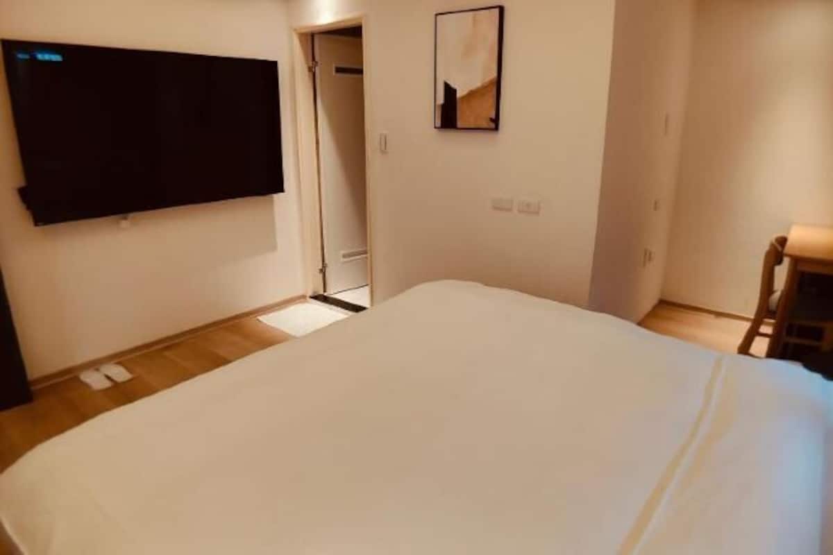 Schreibtisch, laptopgeeigneter Arbeitsplatz, kostenloses WLAN