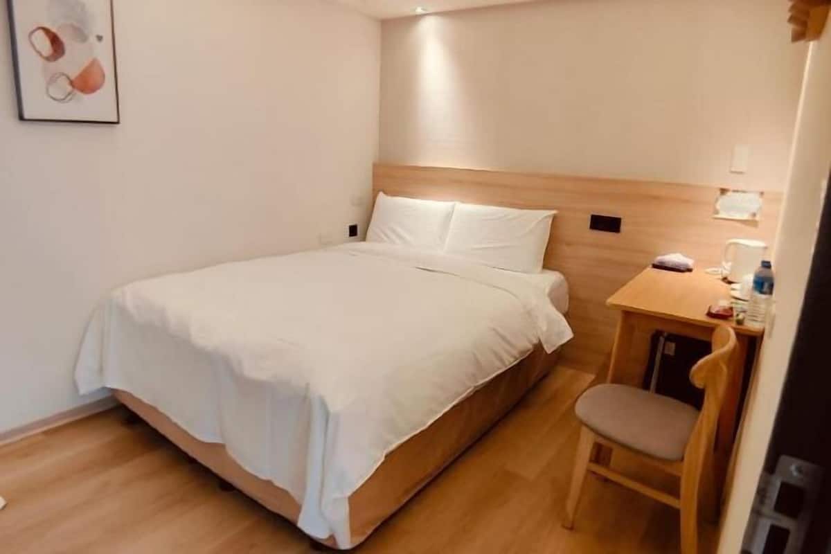 Schreibtisch, laptopgeeigneter Arbeitsplatz, kostenloses WLAN