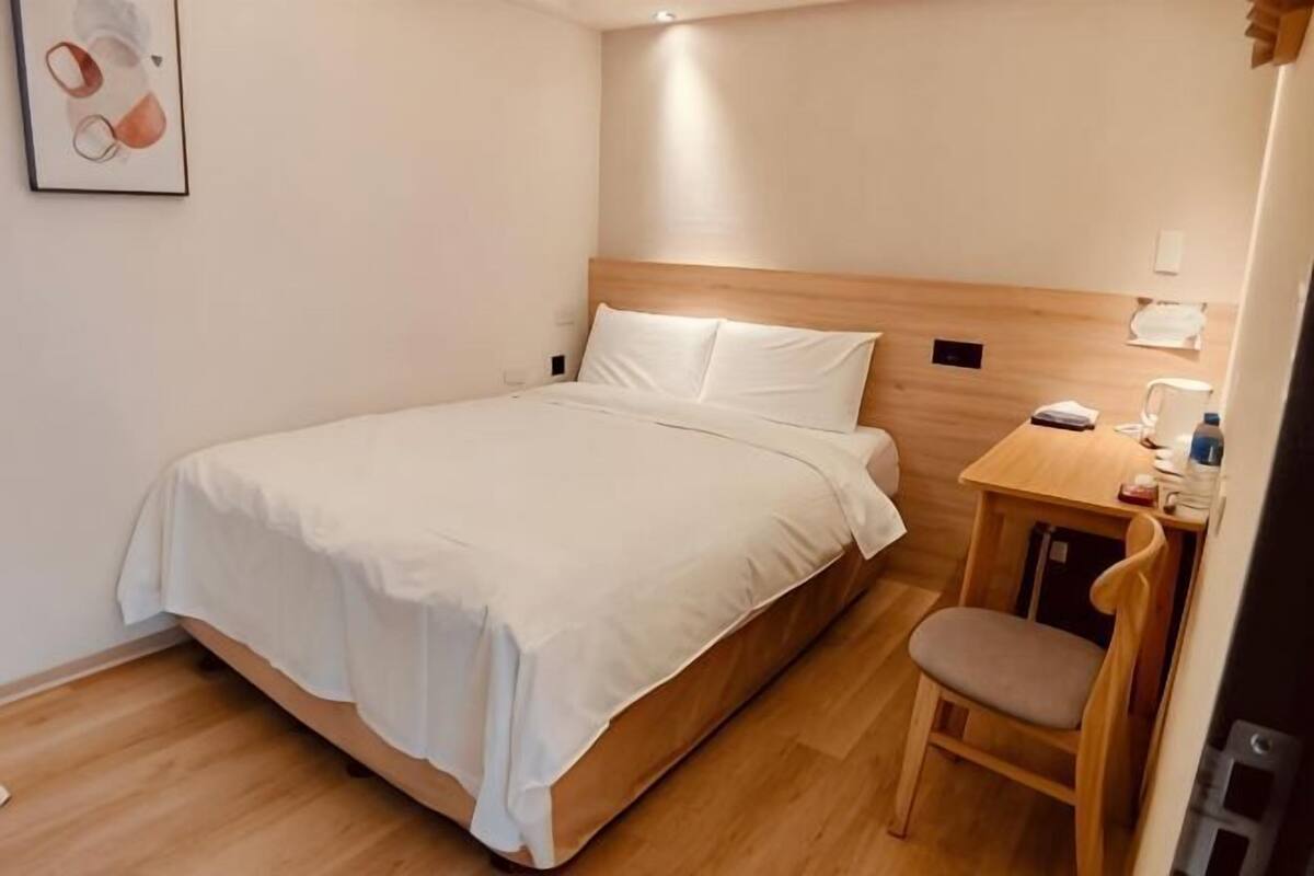 Desk, laptop workspace, free WiFi