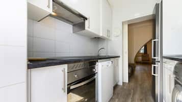 Een koelkast, een microgolfoven, een oven, een vaatwasser