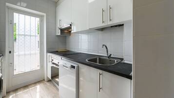 Een koelkast, een magnetron, een oven, een vaatwasser