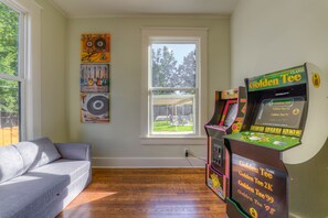 Games room - Funky Memphis Game House! FirePit, Gtd pkg, Games! (Memphis)