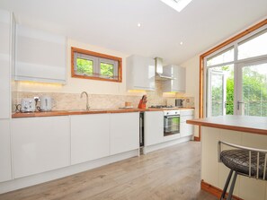 Cottage | Private kitchen | Fridge, dishwasher, electric kettle, toaster