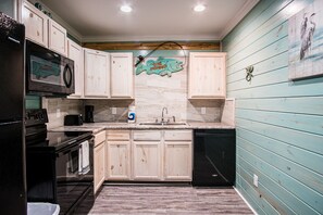 Casa, varias camas, balcón, vista a la playa (Anchor Court Cottage #3) | Cocina privada | Refrigerador, microondas, horno y parrilla de estufa 