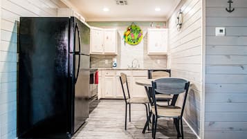 House, Multiple Beds, Balcony, Beach View (Anchor Court Cottage #2) | Private kitchen | Fridge, microwave, oven, stovetop