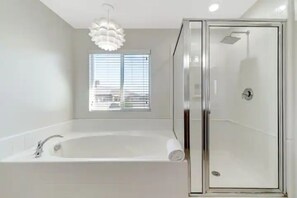 Shower, hair dryer, towels, soap - Lake View 2-Story House (Indio)