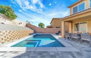 حمّام سباحة خارجي