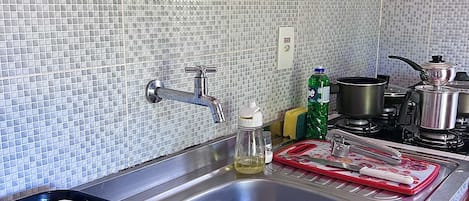 ثلاجة، موقد طهي مسطح، محمصة خبز، خلاط