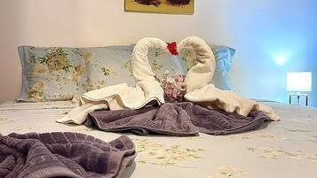 1 quarto, frigobar, espaço de trabalho para notebook, cortinas blackout