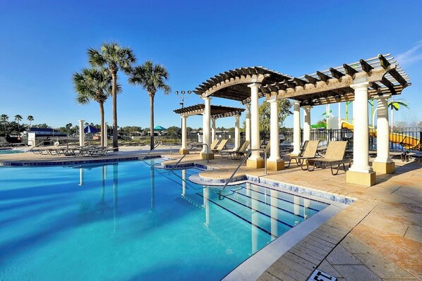 Een verwarmd zwembad