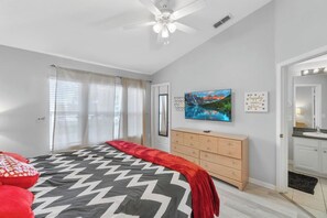 3 chambres, fer et planche à repasser, lit de bébé portatif