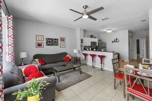 Tv, tv-spel och ett bordtennisbord