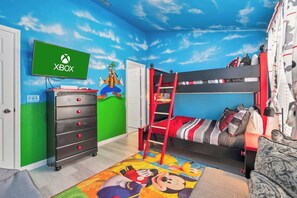 3 bedrooms, iron/ironing board, travel cot, free WiFi - NEW Windsor Hills-3mi 2 Disney-Pool-Waterpark-XBox (Kissimmee)