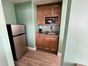 Deluxe Suite | Private kitchen | Mini-fridge, microwave, coffee/tea maker - Fiddler's Restaurant and Resort (Steinhatchee)