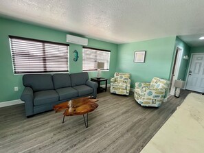 Deluxe Suite | Living area | 43-inch Smart TV with satellite channels, TV, streaming services - Fiddler's Restaurant and Resort (Steinhatchee)