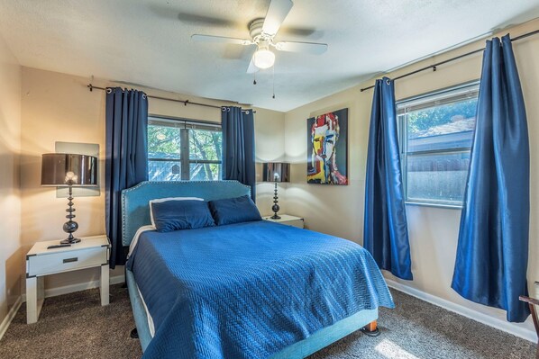 3 habitaciones, escritorio y tabla de planchar con plancha 