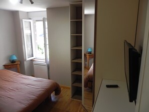 2 habitaciones, tabla de planchar con plancha y cuna de viaje