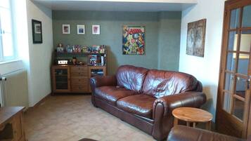 Télévision, jeux vidéo, lecteur de DVD, livres