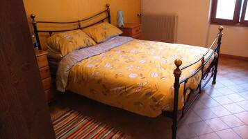 2 slaapkamers, een strijkplank/strijkijzer, reisbedje, gratis wifi