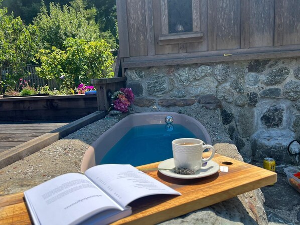 Outdoor spa tub - Mendocino Coast Home with Sauna and Fireplace (Fort Bragg)