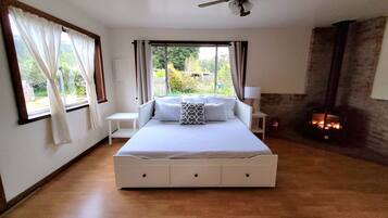 2 camere, una scrivania, ferro/asse da stiro, culla da viaggio