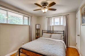 5 bedrooms, desk, iron/ironing board, WiFi