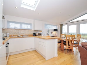 Cottage | Private kitchen | Fridge, dishwasher, electric kettle, toaster - 15 Faraway Fields (Liskeard)