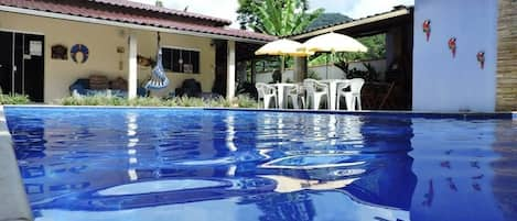 Una piscina al aire libre