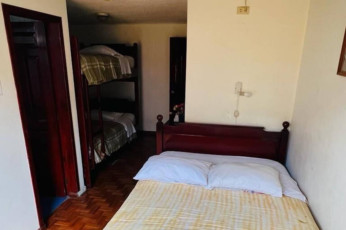 Habitación cuádruple estándar | Ropa de cama de alta calidad, edredón, muebles diferentes y escritorio