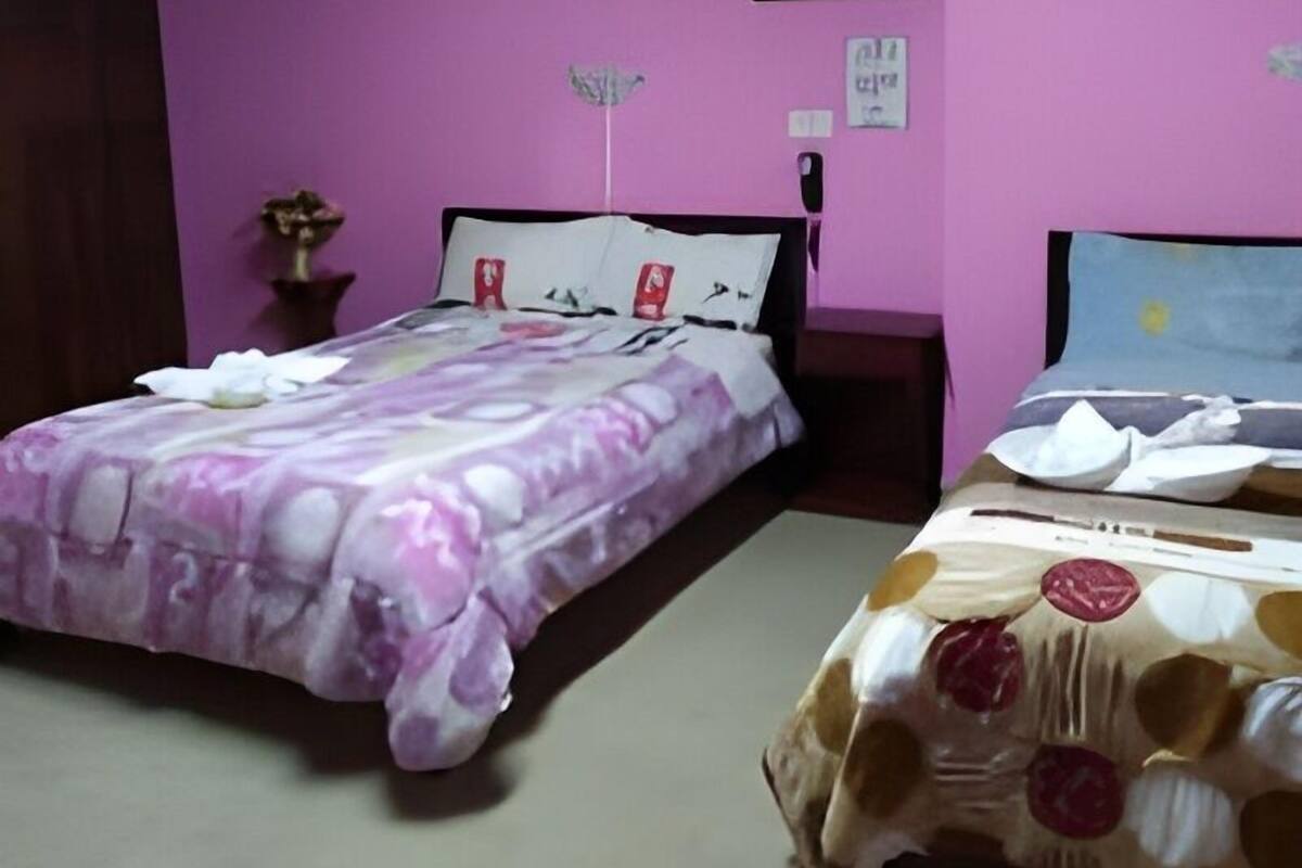 Habitación triple familiar | Ropa de cama de alta calidad, edredón, muebles diferentes y escritorio