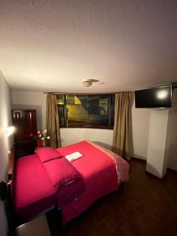 Habitación individual Confort | Ropa de cama de alta calidad, edredón, muebles diferentes y escritorio