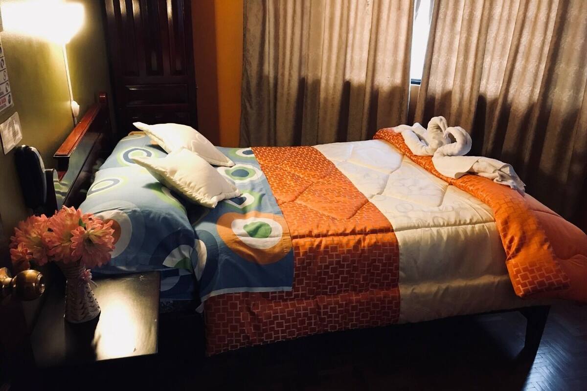 Ropa de cama de alta calidad, edredón, muebles diferentes y escritorio