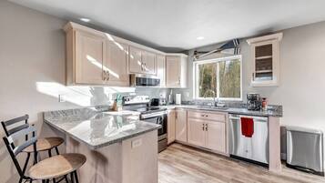 Réfrigérateur, four à micro-ondes, un four, surface de cuisson