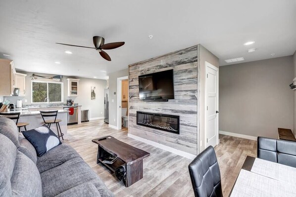 Televisie en een open haard