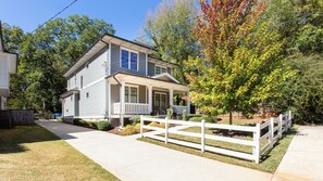 Exterior - Beautiful Spacious Downtown Home Sleeps Up to 20 (Atlanta)