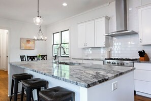 Fridge, microwave, oven, stovetop - Beautiful Spacious Downtown Home Sleeps Up to 20 (Atlanta)