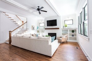 Smart TV, fireplace, books, music library - Beautiful Spacious Downtown Home Sleeps Up to 20 (Atlanta)