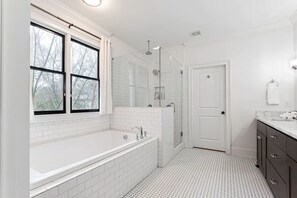 Combined shower/bathtub, jetted bath, eco-friendly toiletries - Beautiful Spacious Downtown Home Sleeps Up to 20 (Atlanta)