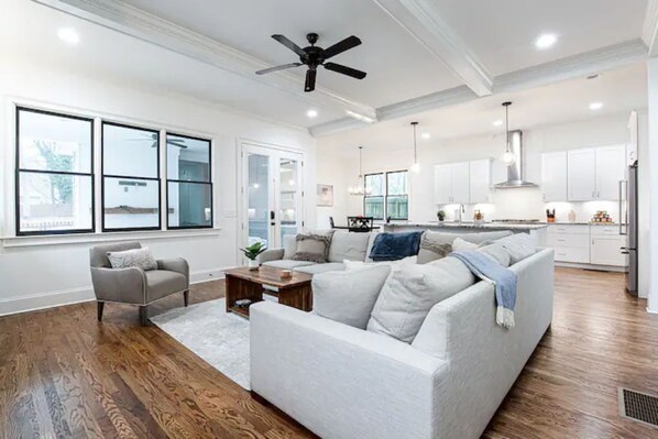 Smart TV, fireplace, books, music library - Beautiful Spacious Downtown Home Sleeps Up to 20 (Atlanta)