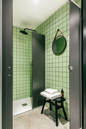 Basic Shared Dormitory | Bathroom shower - Colo Colo. The Smart Hostel (San Sebastián)