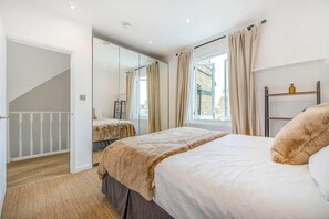 Departamento, varias camas | 3 habitaciones, tabla de planchar con plancha y cuna de viaje 