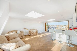 Departamento, varias camas | Área de sala de estar